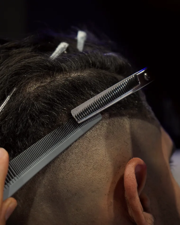 Coupe homme au peigne et aux ciseaux effileurs